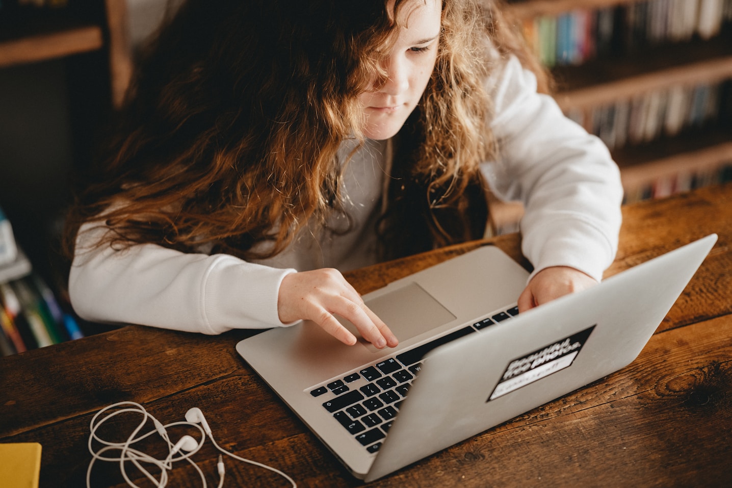 Elev arbejder på en laptop