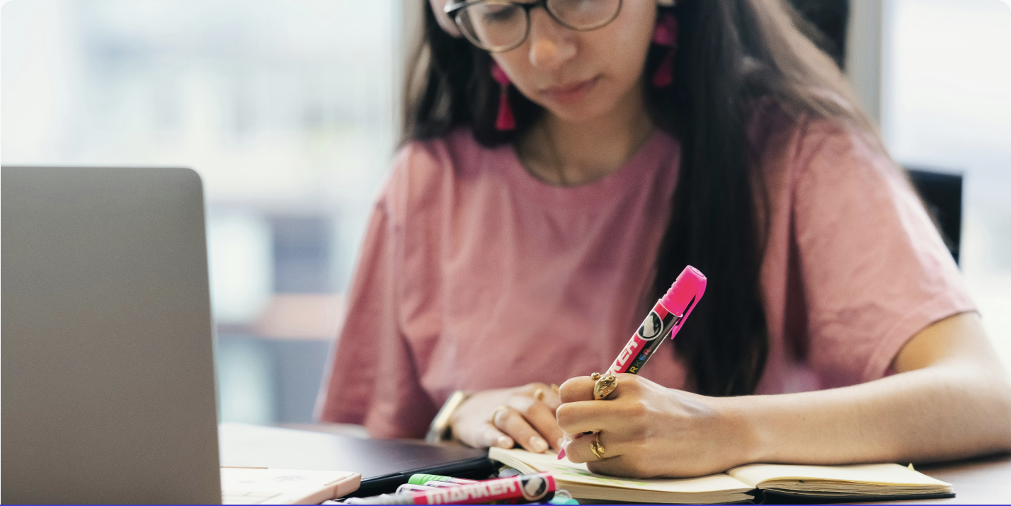 Elev arbejder med noter og computer
